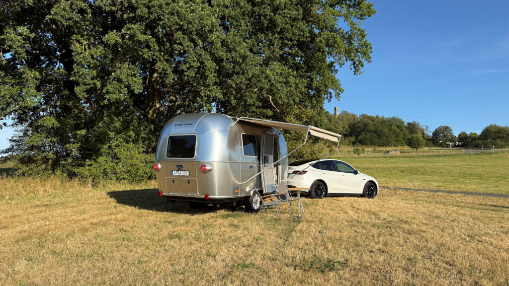 Airstream World Traveller am Elektroauto